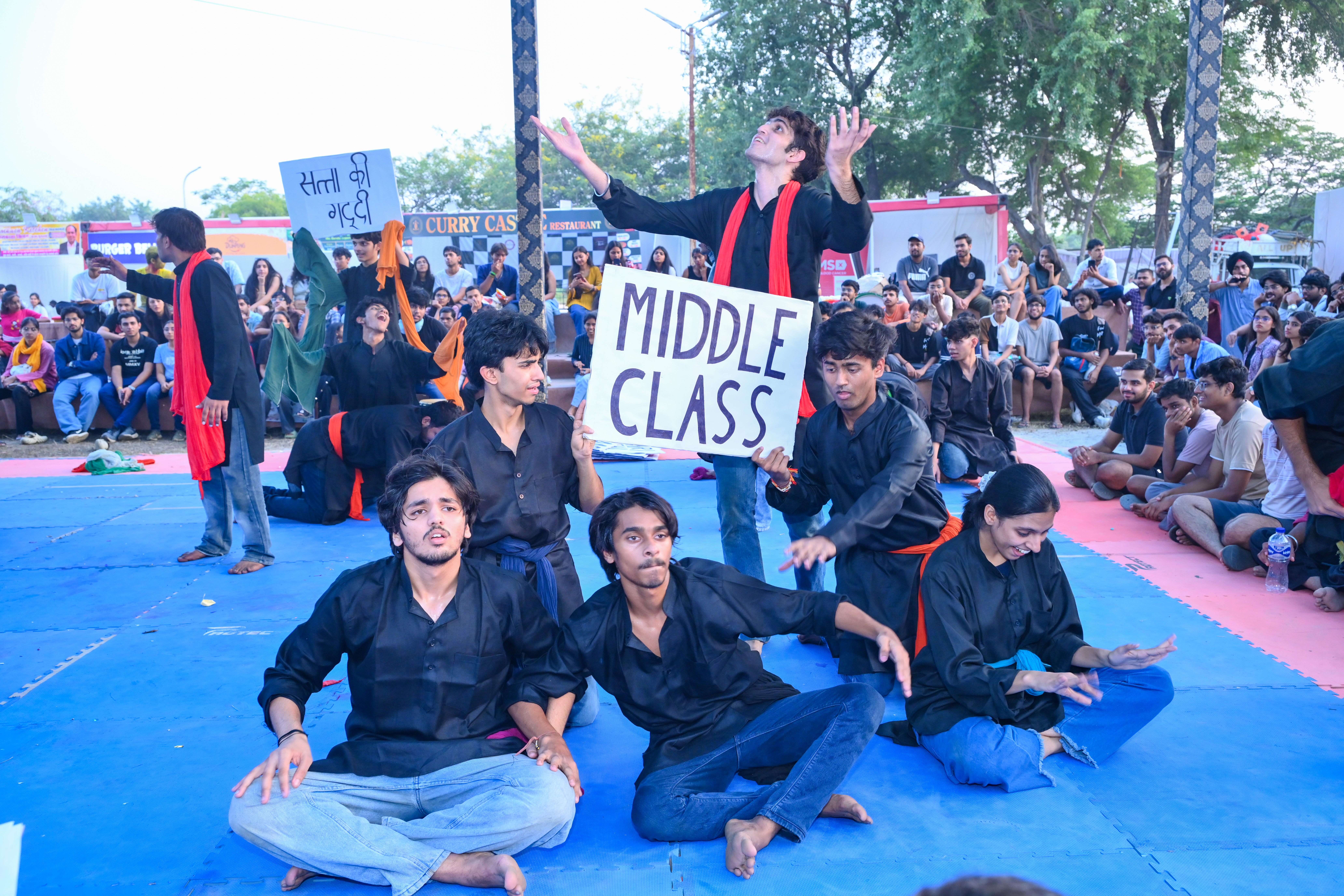 A group of people covered in paint

AI-generated content may be incorrect.